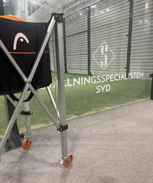 Bollkorg framför padelbana