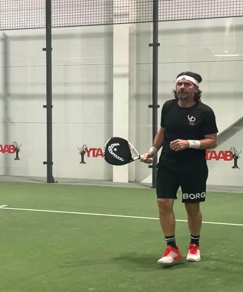 Padeltränare på padelbanan